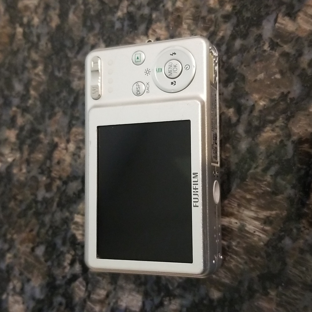 Fujifilm FinePix J10 Digital Camera - Picture 5 of 15